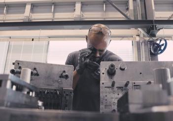 Un outilleur analyse une pièce mécanique