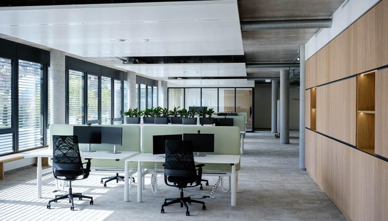 Spacious and bright workspaces – thanks to the Clean Desk principle, we are flexible.