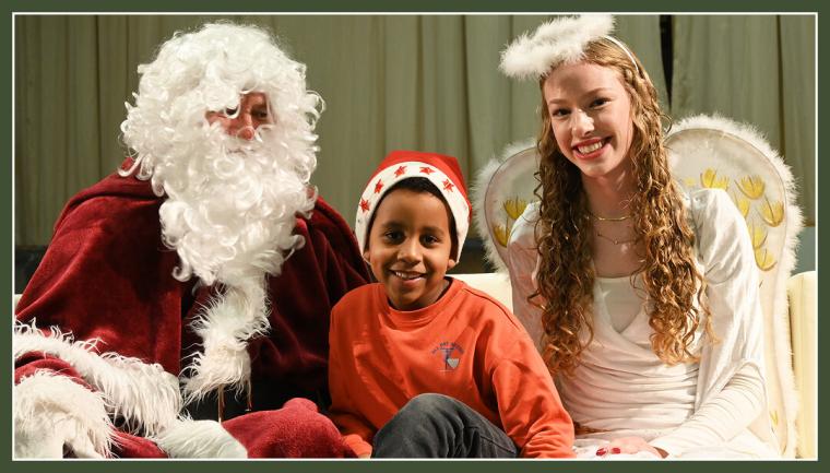 Kind auf dem Schoß des Weihnachtsmanns